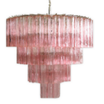 Italiensk ljuskrona i Murano-glas och förnicklad metallkonstruktion i 4 nivåer. Det pansrade polerade nickel stöder 78 stora rosa glasrör i stjärnform.